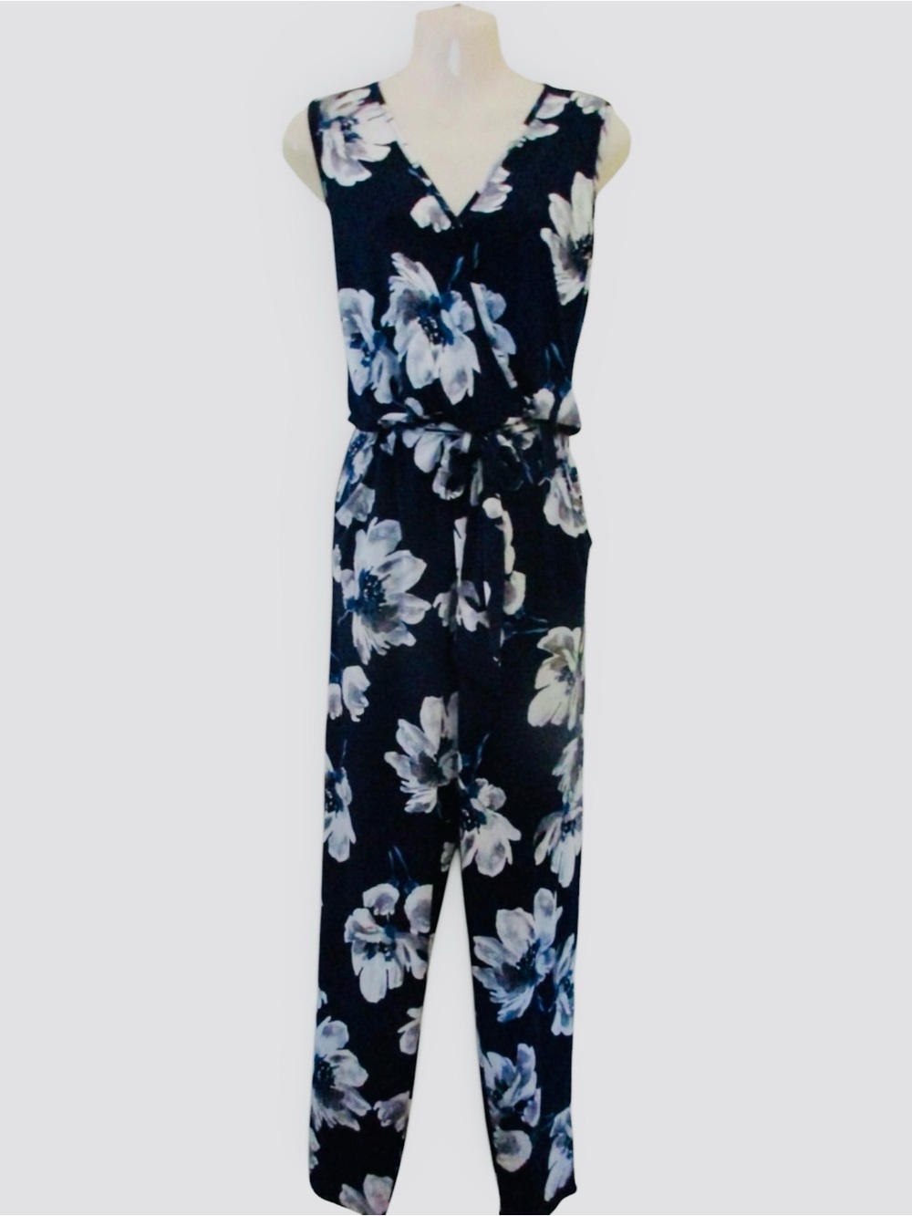 VENUS-Sleeveless Navy Floral Jumpsuit with Tie Waist - Picture 5 of 9
